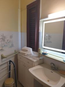 Vonios kambarys apgyvendinimo įstaigoje Agréable Studio vue mer au Trois Îlets