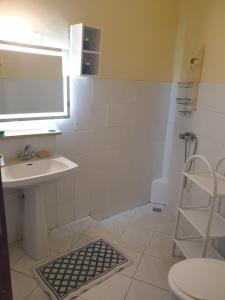 Vonios kambarys apgyvendinimo įstaigoje Agréable Studio vue mer au Trois Îlets