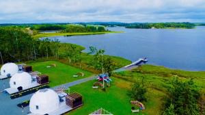 PomquetIsland Beach Hideaways的湖上一座有两个圆顶的岛屿的鸟瞰图