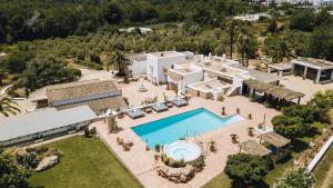 eine Luftaufnahme eines Hauses mit Swimmingpool in der Unterkunft Stunning Villa in Santa Gertrudis, 1080 in Santa Gertrudis