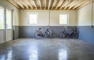 Dos bicicletas estacionadas en una habitación con dos ventanas. en G-15 Bouwlust, en De Cocksdorp