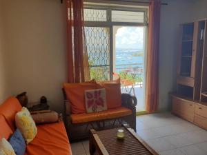 Svetainės erdvė apgyvendinimo įstaigoje Agréable Studio vue mer au Trois Îlets
