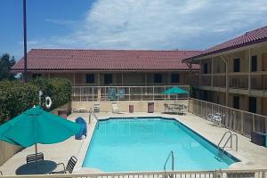 a large swimming pool in front of a hotel at Motel 6-North Little Rock, AR - McCain in North Little Rock