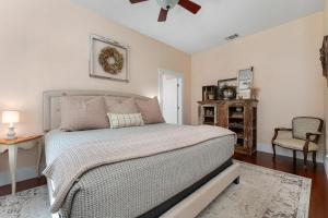 フレデリックスバーグにあるCharmed Haus - Hot tub & Pool Tableの大きなベッドと椅子のある寝室