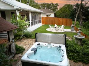 フレデリックスバーグにあるCharmed Haus - Hot tub & Pool Tableの家の裏庭にある温水浴槽