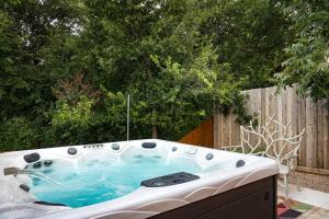 フレデリックスバーグにあるCharmed Haus - Hot tub & Pool Tableの裏庭のジャグジーバスタブ(フェンス付) +58枚の写真