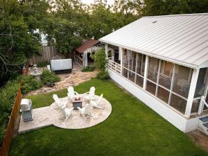 フレデリックスバーグにあるCharmed Haus - Hot tub & Pool Tableの裏庭の空中風景