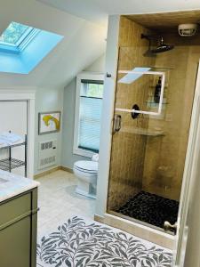 Ένα μπάνιο στο 5 star 1,550 SF - The Gale Force Farmhouse at Telegraph Hill - Modern, Renovated