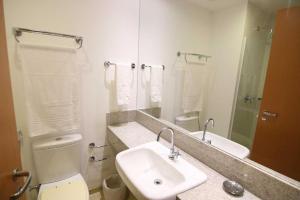 利尼亚雷斯Quarto duplo Samba Hotel Linhres的带水槽、马桶和镜子的浴室