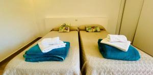 Dos camas en una habitación con toallas encima. en Iris Apt, en Benalmádena 2 fotos más