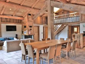 une salle à manger avec une table et des chaises en bois dans l'établissement Luxueux 6 pièces avec sauna, hammam et jacuzzi, à 300m du centre et au pied des télécabines! - FR-1-458-95, au Grand-Bornand