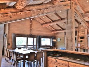 une salle à manger avec une table et des chaises dans l'établissement Luxueux 6 pièces avec sauna, hammam et jacuzzi, à 300m du centre et au pied des télécabines! - FR-1-458-95, au Grand-Bornand