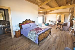 een slaapkamer met een groot bed in een kamer bij Agriturismo Pietre di Gelo in Carlentini