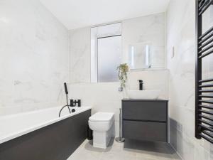 Koupelna v ubytování Luxury Two Bed Sleeps 7 6 beds