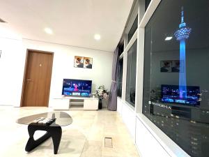 vortex suites klcc by twin tower vibes的电视和/或娱乐中心