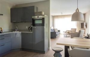 cocina con nevera y sala de estar. en G-19 Bouwlust, en De Cocksdorp