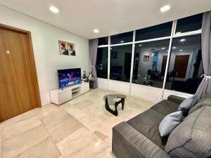 vortex suites klcc by twin tower vibes的电视和/或娱乐中心