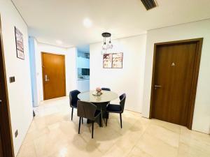 vortex suites klcc by twin tower vibes的电视和/或娱乐中心