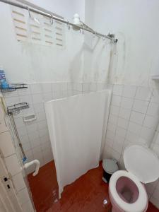 ein weißes Badezimmer mit Toilette und Dusche in der Unterkunft Quarto individual na Pituba 1 in Salvador
