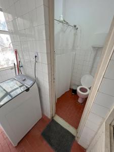 ein kleines Badezimmer mit Toilette und Waschbecken in der Unterkunft Quarto individual na Pituba 1 in Salvador