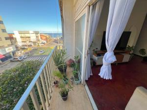 d'un balcon avec des plantes en pot et une vue sur la ville. dans l'établissement Quarto individual na Pituba 1, à Salvador