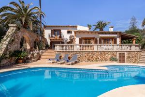 una villa con piscina frente a una casa en Sembat de Mar, en Cala Millor