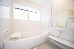 茅ヶ崎市にあるSeaBreeze Shirahama Seaside Retreat for Family and Work Stayの浴槽と窓のある白いバスルーム +11枚の写真