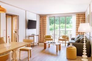 a living room with a couch and a table at La Résidence - Thalazur Arcachon in Arcachon
