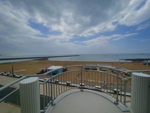 einen Balkon mit Blick auf den Strand und das Meer in der Unterkunft Le Monte Cristo in Les Bussolleries