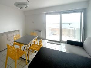 ein Wohnzimmer mit Tisch, Stühlen und Sofa in der Unterkunft Le Monte Cristo in Les Bussolleries