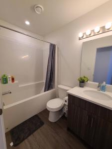 Ένα μπάνιο στο Entire New Built - Spacious 3-bedroom Suite. +10 φωτογραφίες