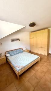 ein Schlafzimmer mit einem Bett in einem Zimmer in der Unterkunft Appartamento Roda di Vael in Vigo di Fassa