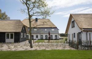 an old house with a black and white house at G-21 Bouwlust in De Cocksdorp