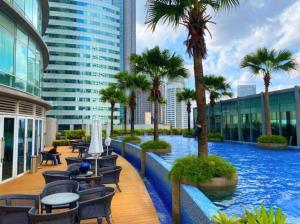 vortex suites klcc by twin tower vibes内部或周边的泳池