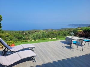 patio con sedie, tavolo e vista di Villa Acqua Doria a Coti-Chiavari