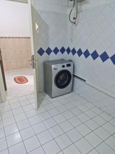a washing machine in the corner of a bathroom at Très bonne appartement au cœur d'Oujda in Oujda