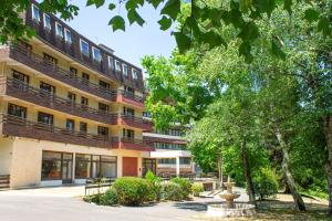 ein großes Gebäude mit vielen Fenstern in der Unterkunft Garden & City Capvern-les-Bains in Capvern
