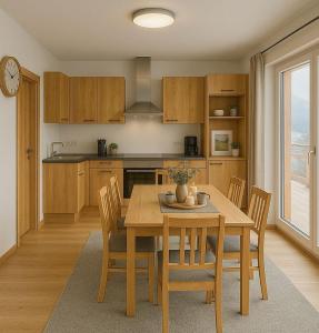プルークガーンにあるSki und Wander Ferienwohnung Galsterberg-Blick Pruggern - Schladming-Dachsteinのキッチン(木製テーブル、椅子付)、ダイニングルーム