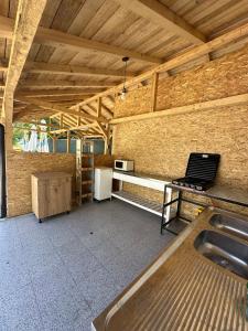 a room with a kitchen with a table and a stove at Casa Steluta de Mare in 2 Mai