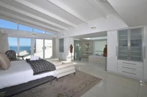 1 dormitorio blanco con 1 cama grande y baño en Simply Stunning, en Yzerfontein 49 fotos más