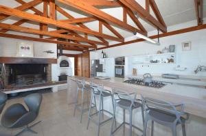 cocina con barra con sillas y fogones en Simply Stunning, en Yzerfontein