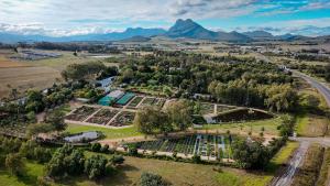 una vista aérea de un parque con montañas en el fondo en Alimandi Villa, en Klapmuts