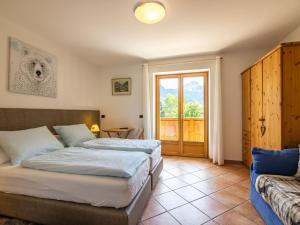 Ένα ή περισσότερα κρεβάτια σε δωμάτιο στο Apartment Cesa Soraruf by Interhome