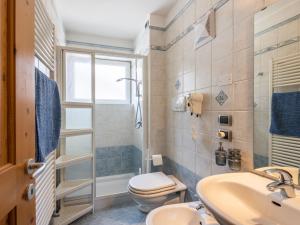 Koupelna v ubytování Apartment Cesa Soraruf by Interhome