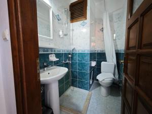 Koupelna v ubytování Kaptan Pansiyon + 93 fotografií