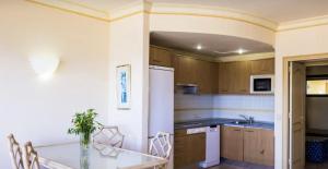 cocina con mesa, fregadero y nevera en Apartamento con Terraza en Gran Canaria, en Playa del Águila