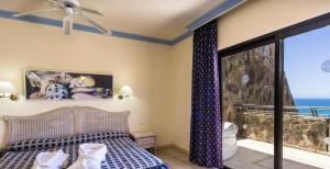 Un dormitorio con una cama y vista al mar. en Apartamento con Terraza en Gran Canaria, en Playa del Águila