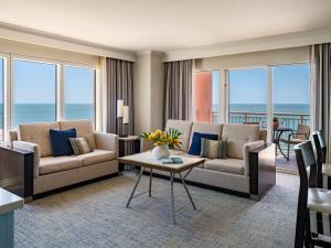 un salon avec deux canapés et une table dans l'établissement Hyatt Regency Clearwater Beach Resort & Spa, à Clearwater Beach