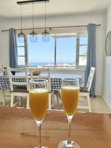 zwei Gläser Orangensaft auf einem Tisch in der Unterkunft Horizonte Azul in Tías