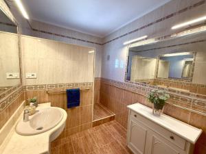 ein Badezimmer mit Waschbecken und Spiegel in der Unterkunft Horizonte Azul in Tías + 16 Fotos